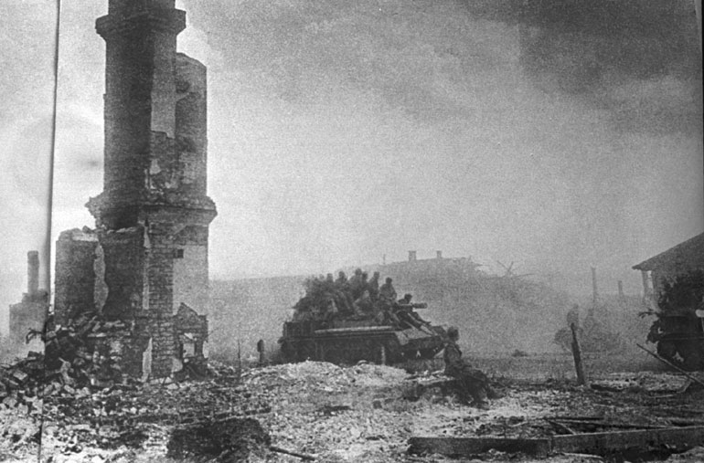 1944_minsk_city_soviet_infantry_mounted_on_tanks
